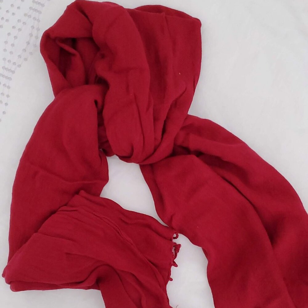 Maroon neck scarf with frills